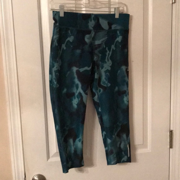 Nike Pants - ✔️ Nike Teal and Black crops